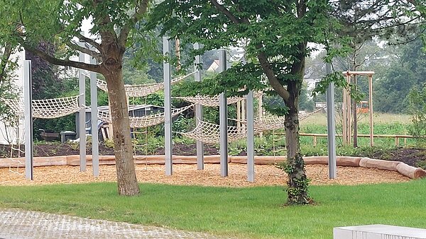 Ein kleiner Wals aus verschieden hohen Hängematten, die über Kletterstangen erreicht werden können